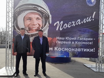 Сергей Агапов и Владимир Дмитриев поздравили саратовцев с Всемирным днем авиации и космонавтики
